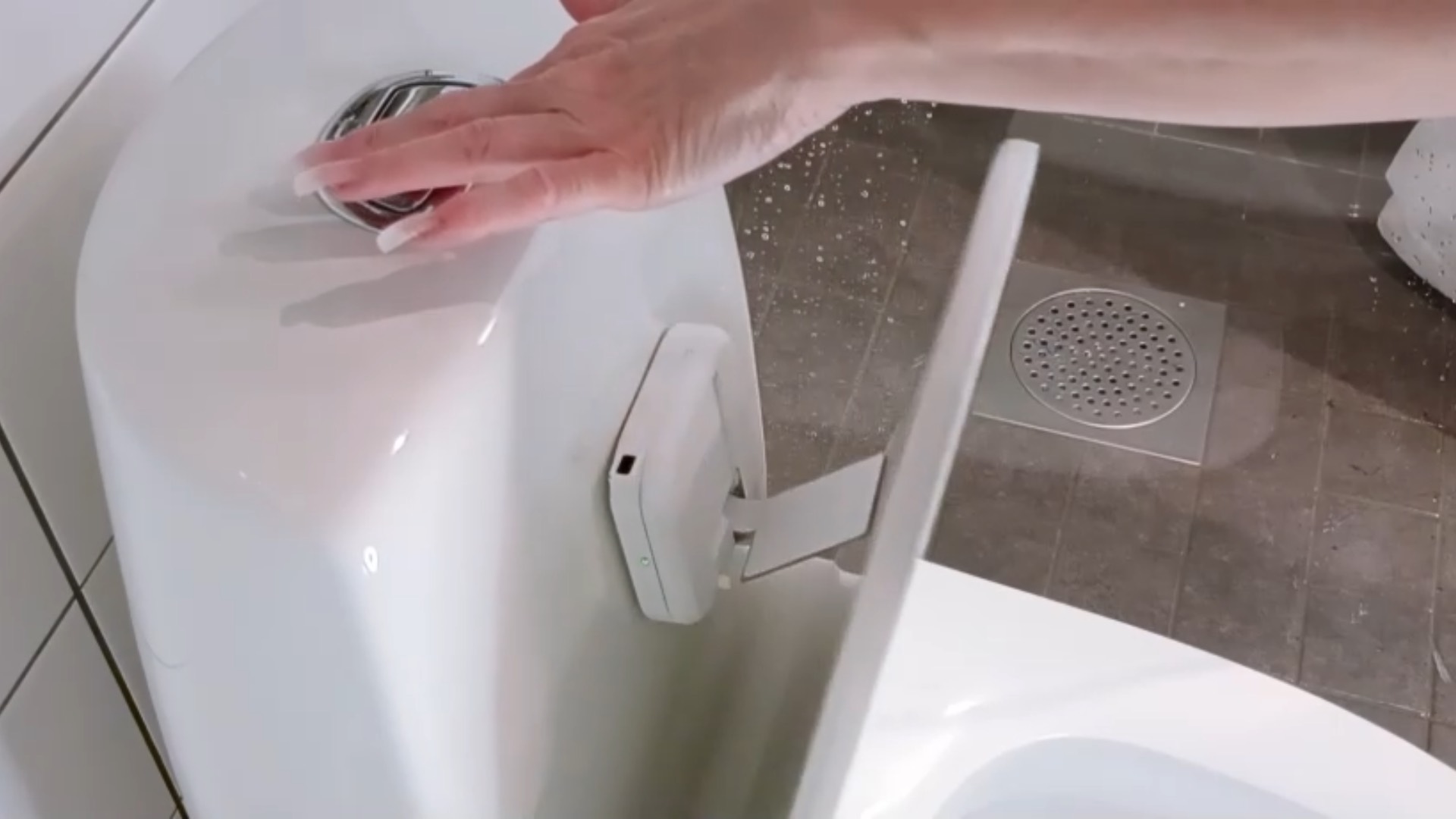 AeroGuard — automatic lid closer in action